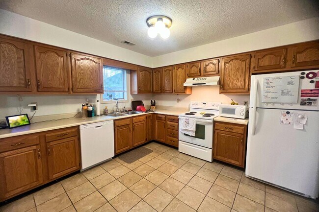 Building Photo - 2402 Garden Dr