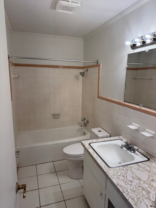 Building Photo - 1905 Charlton Dr