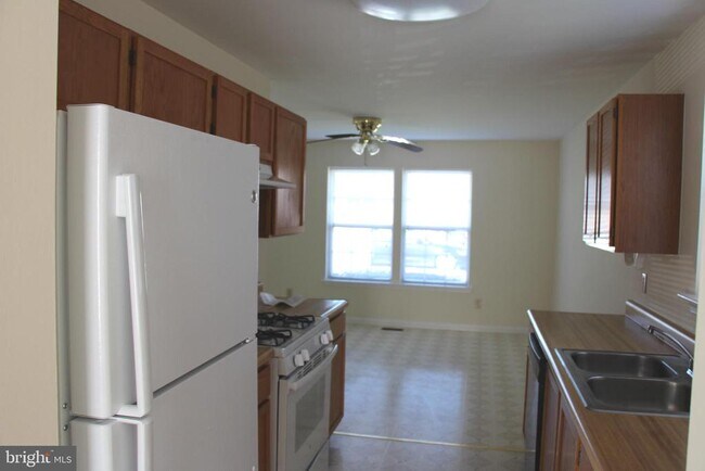 Building Photo - 8638 Chester Ct