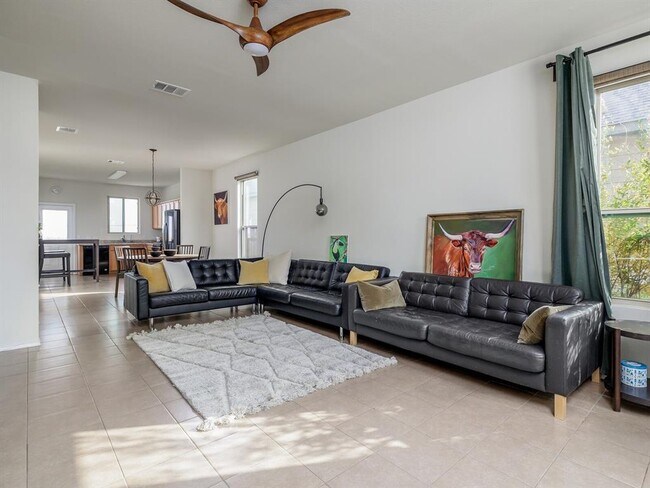 Building Photo - 133 Carlina Lp