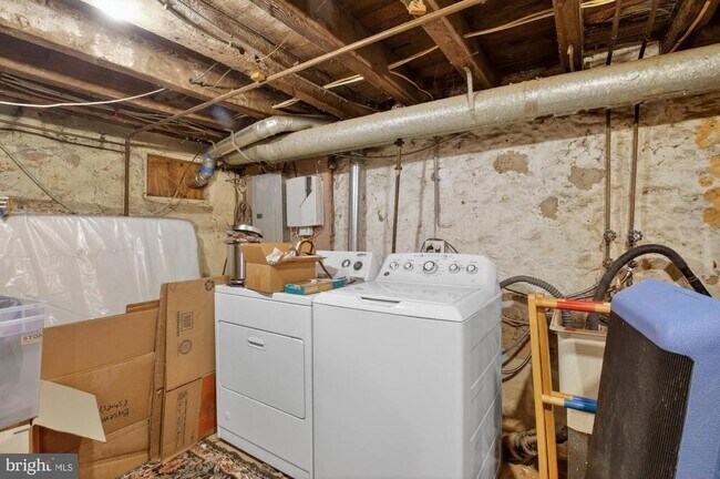 Building Photo - 2443 Amber St