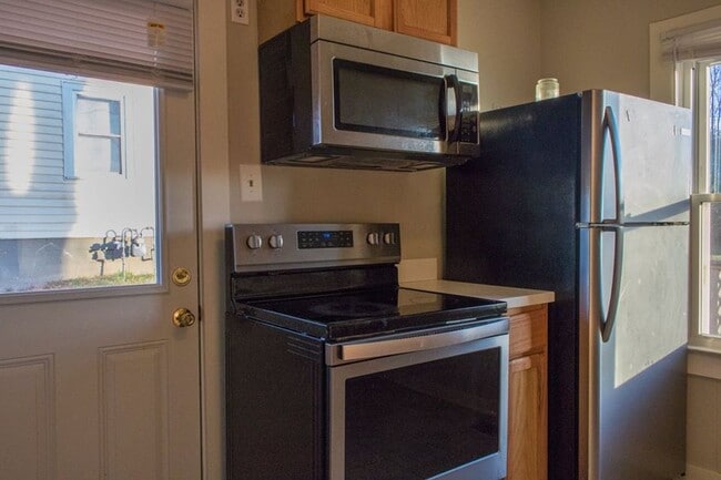 Building Photo - AVAILABLE NOW. $1300 PER MONTH. NEW STAINLESS STEEL APPLIANCES and UPDATES!!
