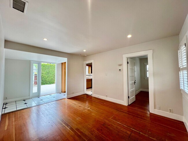 Building Photo - 2 bedroom, 2 bathroom Bright and Happy Home Near Downtown Santa Barbara