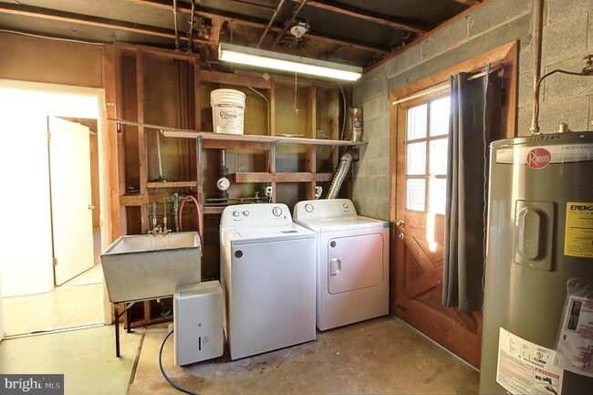 Building Photo - 1411 W 12th St