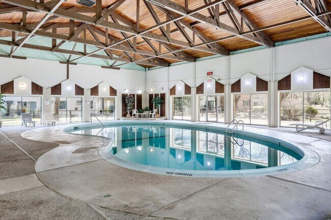 Building Photo - Updated 2bd/1ba Condo w/ Pool & Heated Par...