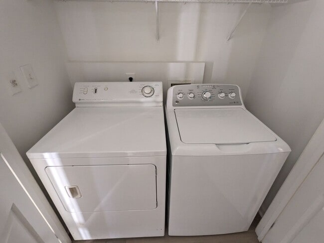 Building Photo - Townhome w/ Easy Access to I485/Shopping/R...
