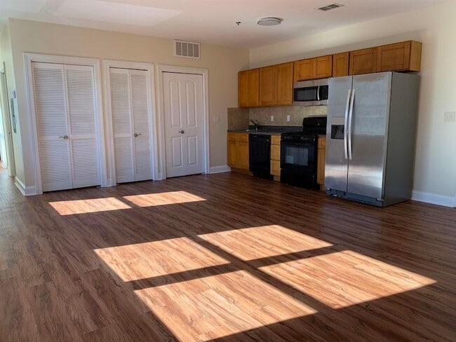 Building Photo - 528 47th St