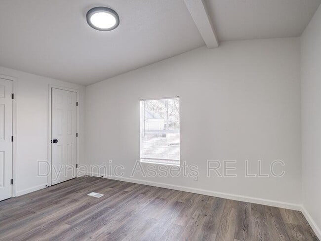 Building Photo - 403 N Walnut St