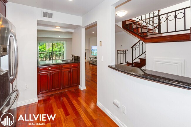 Building Photo - Beautifully Upgraded 2-Bed, 3-Bath Townhou...
