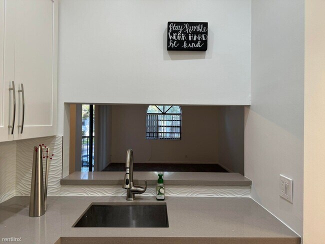 Building Photo - 3 br, 2 bath House - 5438 Verona Dr Apt I