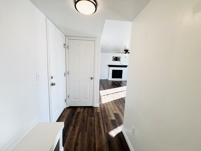 Building Photo - 1094 1825 W