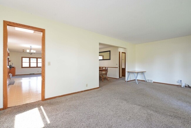 Building Photo - Spacious 3 bed, 2 bath rental in Bloomingt...
