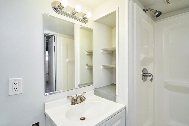 Building Photo - Renovated 3 bedroom 2 Bath home in Goodyea...