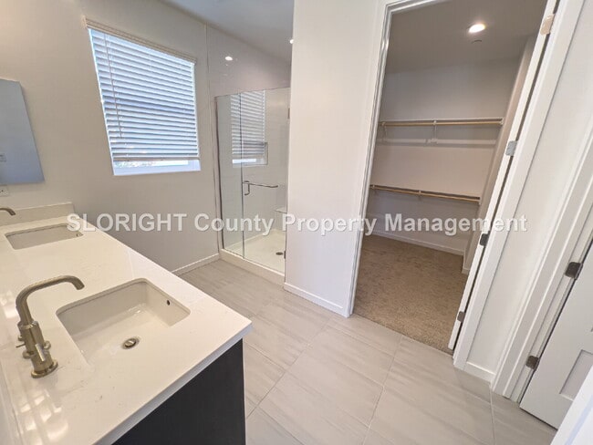 Building Photo - AVAILABLE NOW - 3 Bed/ 3 Bath Beautiful SL...