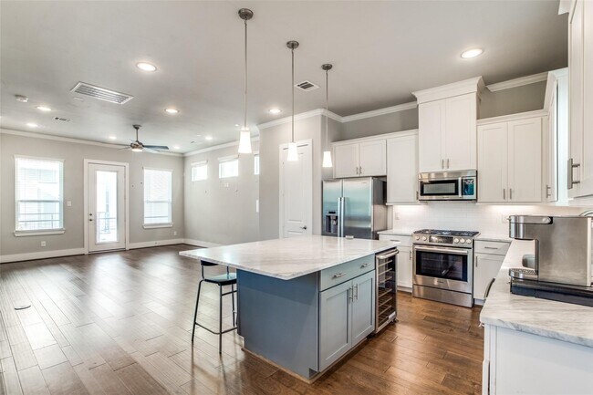 Building Photo - 412 W 28th St