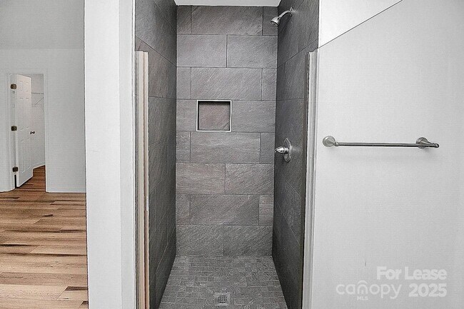 Building Photo - 601 Apple St