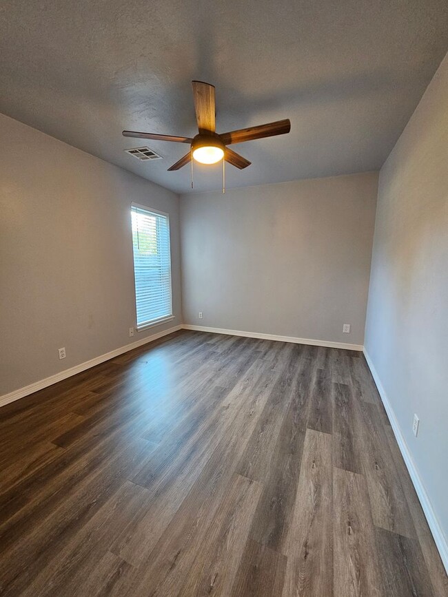 Building Photo - (3) Bed/(1.5) Bath in Noble Avail NOW!