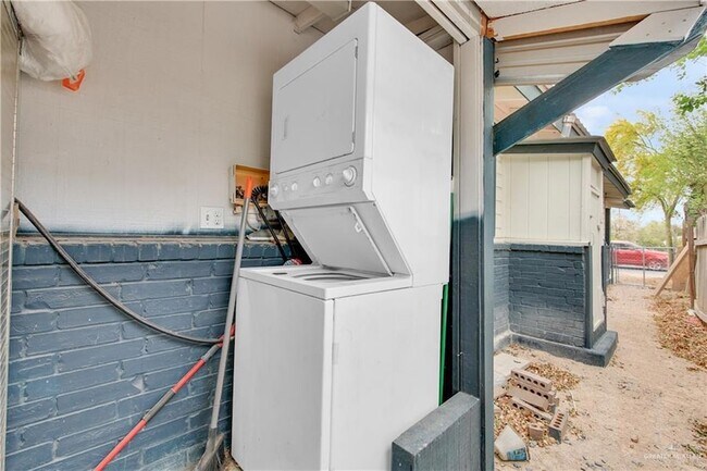 Building Photo - 600 E Bell Ave