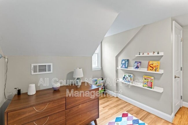 Building Photo - 7312 Poplar Ct