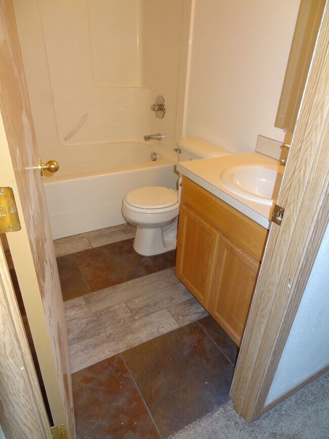 Building Photo - Sulbri04-102/104/106 Rice LN