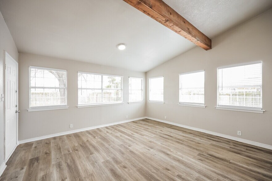 Building Photo - 819 Hueco Dr