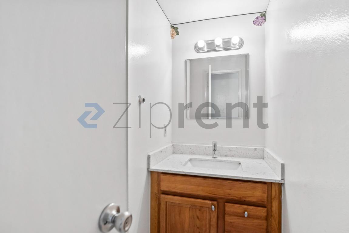 Building Photo - Unit G