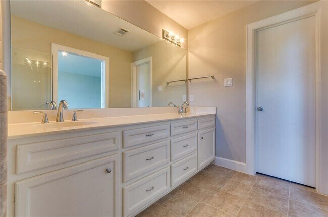 Building Photo - 612 E 38th St