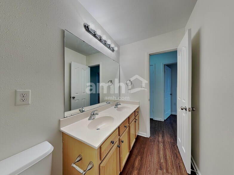 Building Photo - 1524 Eastway Dr