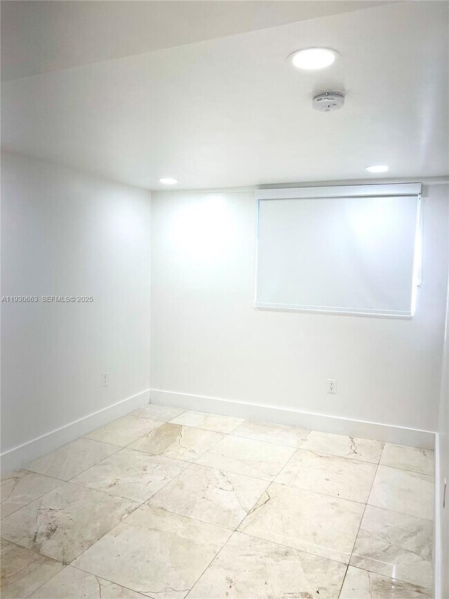 Building Photo - 2536 Flamingo Ln