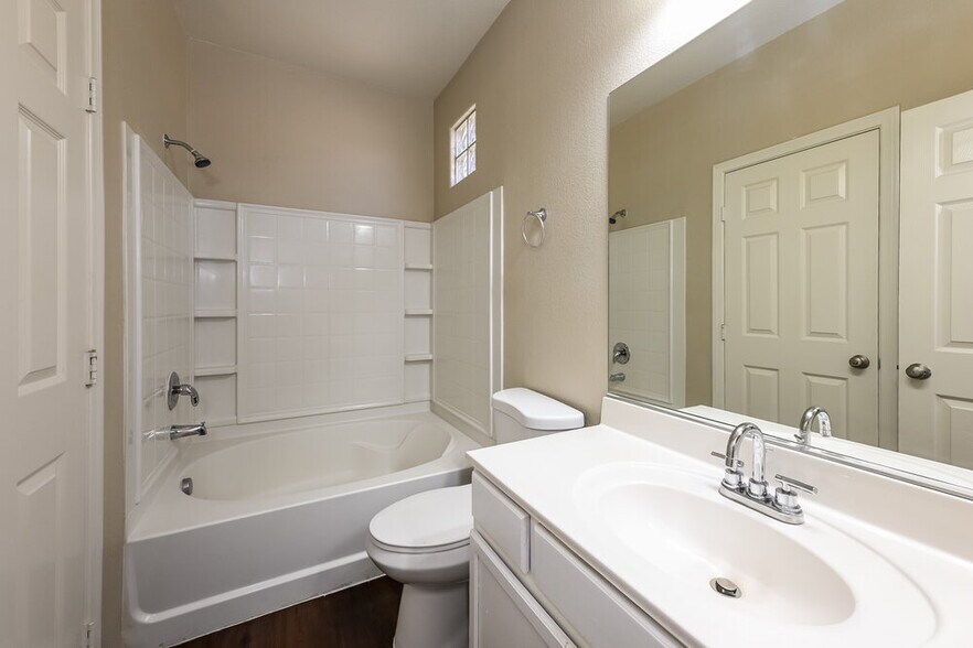 Building Photo - 3564 Chelsea Grove St