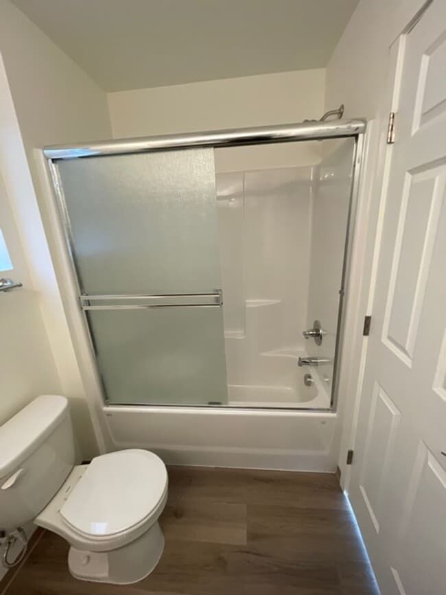 Building Photo - 2 STORY DUPLEX IN THE HEART OF PHOENIX OREGON