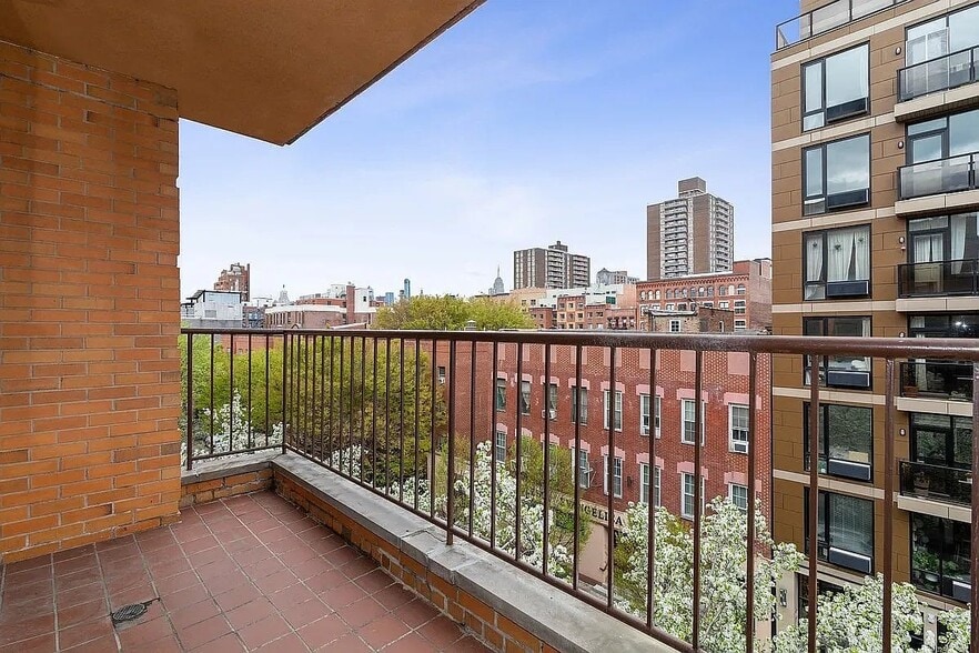 Building Photo - 394 E 8th St