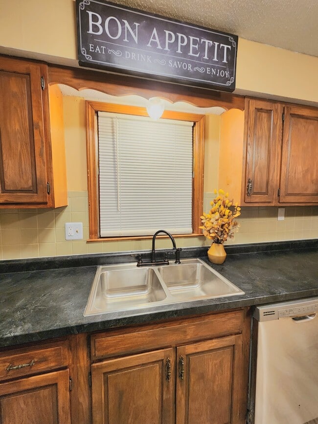 Building Photo - 7325 N Brooklyn Ave