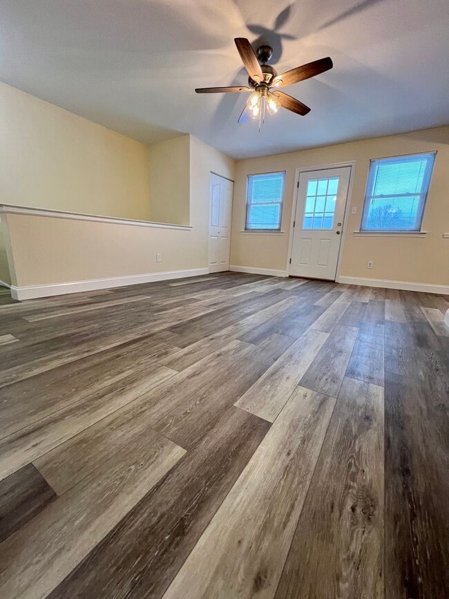 Building Photo - Stunning 2nd Floor Apartment in Telford! Parking Spot Included!