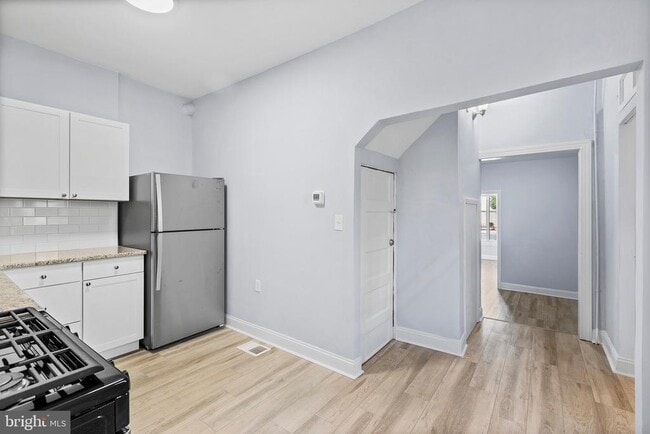 Building Photo - 3950 Lancaster Ave