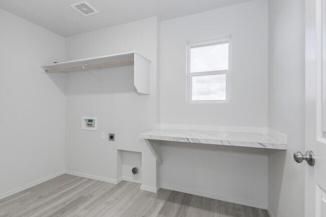 Building Photo - Newer 4 Bed / 2.5 Bath House For Rent _ Pl...