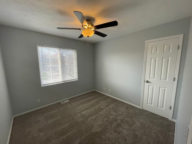 Building Photo - Home In Papillion For Rent!