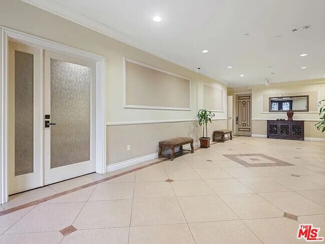 Building Photo - 1135 S Shenandoah St