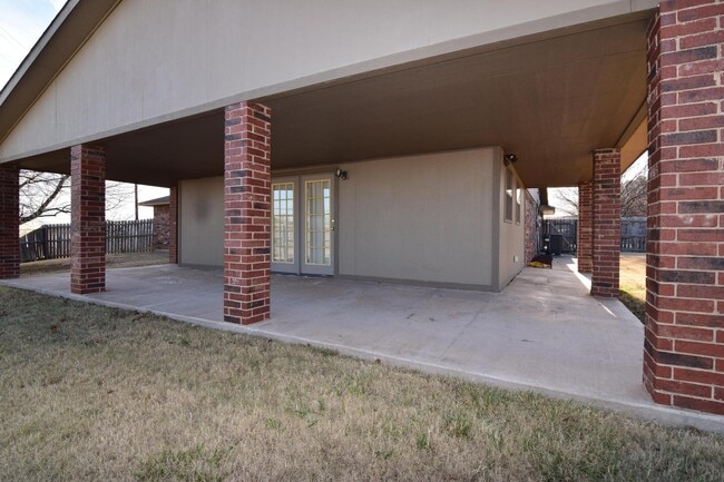 Building Photo - PETS NEGOTIABLE WITH HOMEOWNER APPROVAL!!