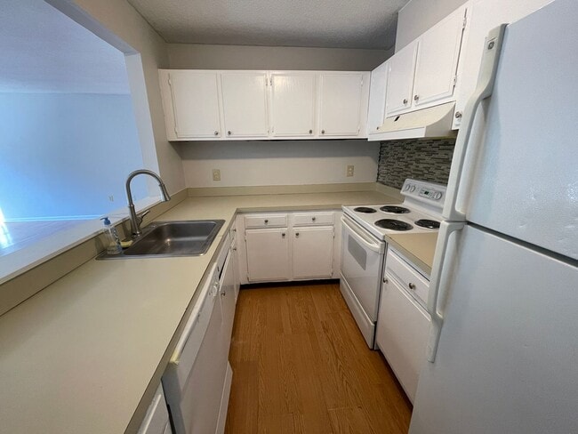 Building Photo - Hamden 2 Bed Condo w/ Dishwasher and Off-S...