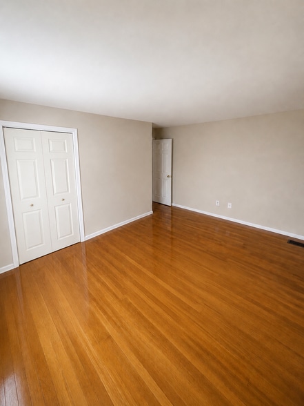 3rd bedroom top level (unfurnished) - 212 Dauntly St
