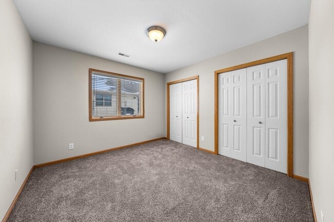 Building Photo - 433 Sarah Cir