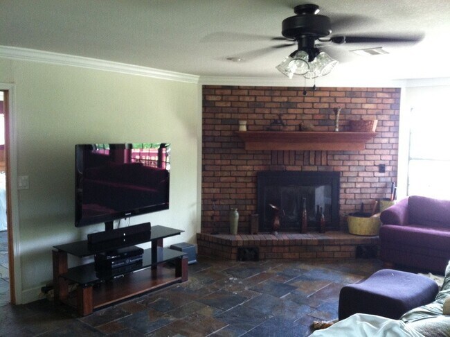 Building Photo - 3/2/2 Fenced yard, gunite pool and spa