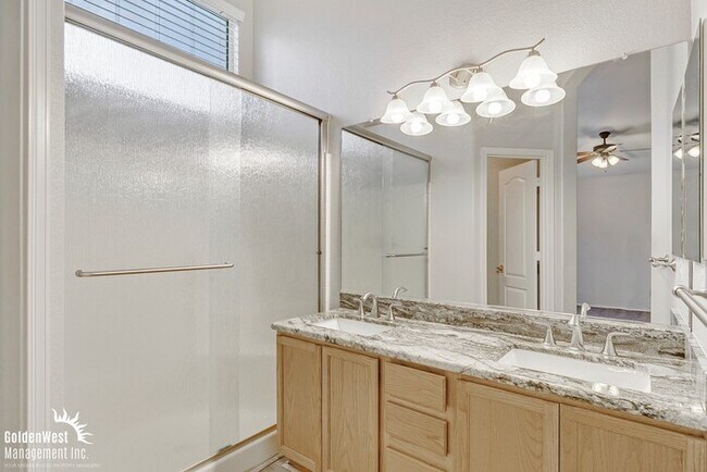 Building Photo - Charming 4Bdm 2Ba Home with a Private Yard in Peoria!