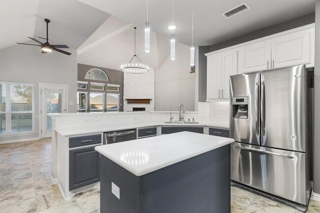 Building Photo - 2003 Silent Shore St