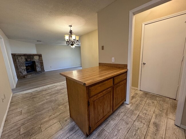 Building Photo - 3 bedroom 2 bathroom home Near In Broken A...