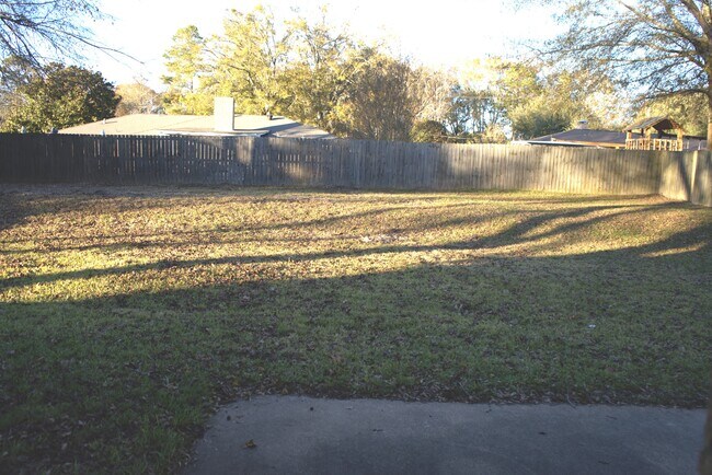 Building Photo - 421 Brigadoon St