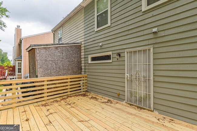Building Photo - 5895 Hampton Ct