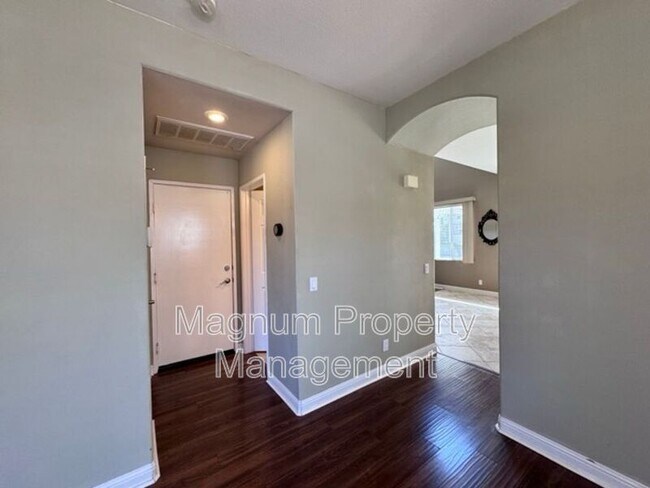 Building Photo - 30997 Oakhill Dr