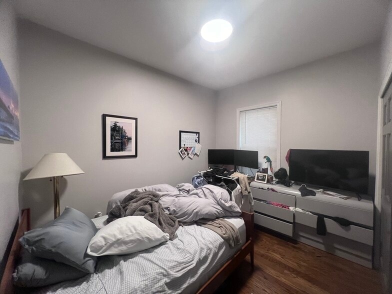 Building Photo - 726 E 2nd St